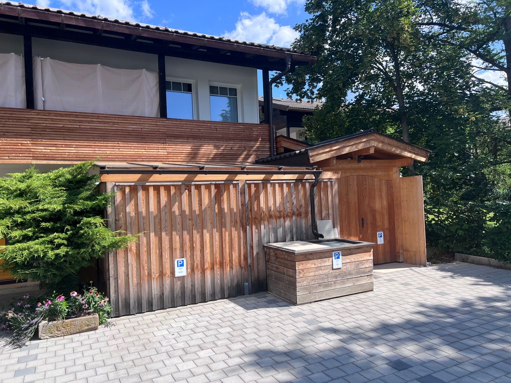 Ansicht Parkplätze plus Seiten-Eingangstor ebenerdig plus glasüberdachte & sichtgeschützte Terr