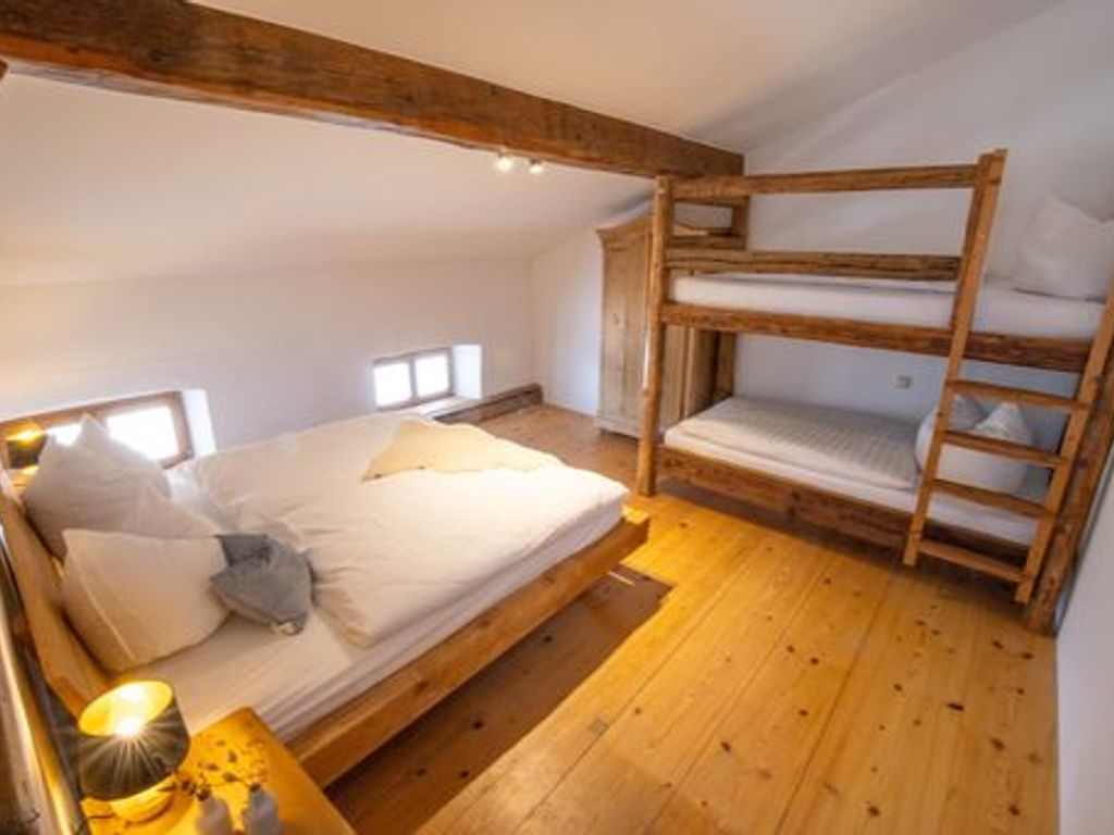 Familienzimmer mit Doppelbett und Etagenbett