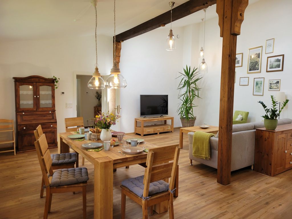 Esstisch im Wohnzimmer
