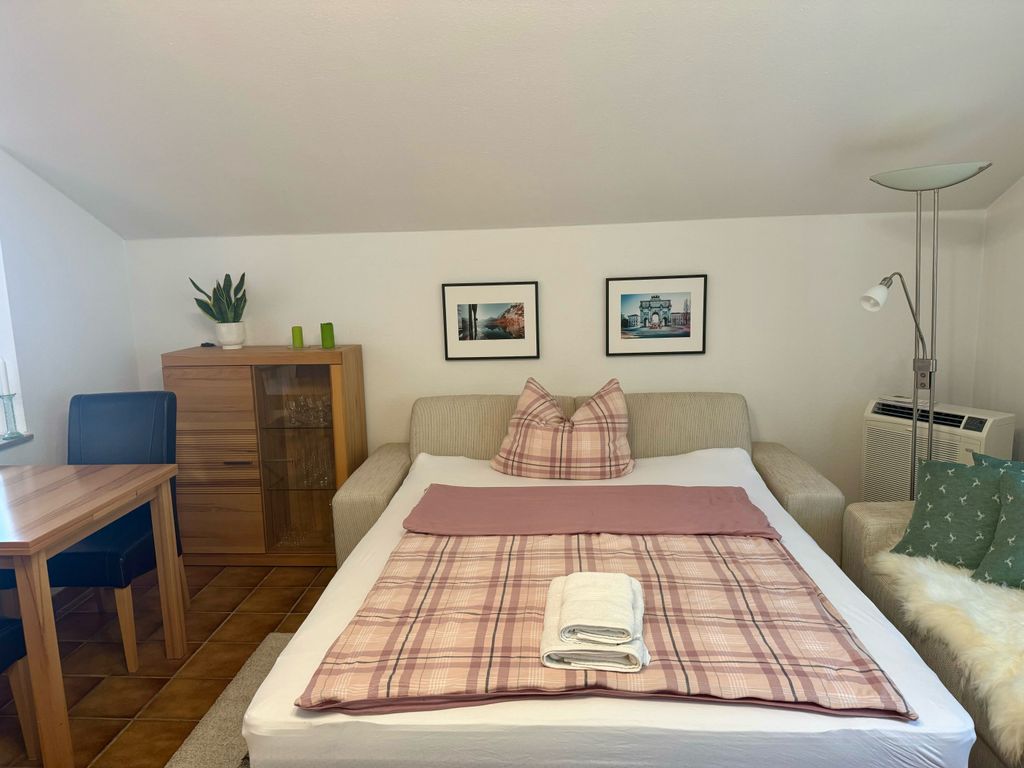 Wohnzimmer mit Schlafcouch ausgeklappt