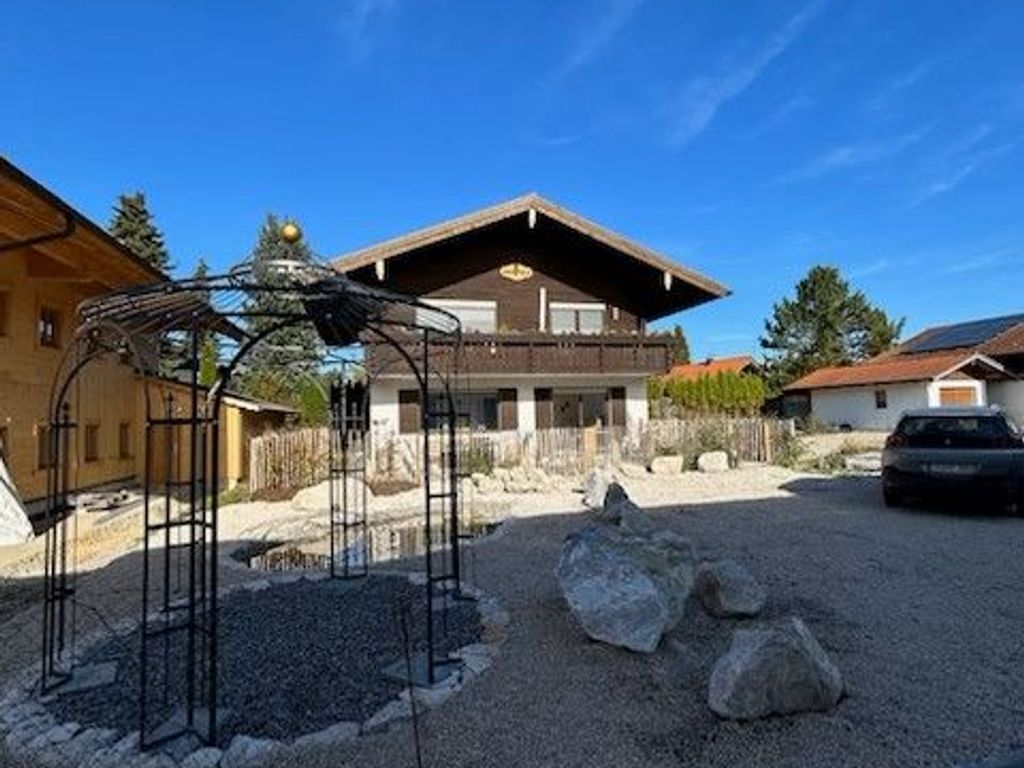 Haus Außenansicht mit Pavillon