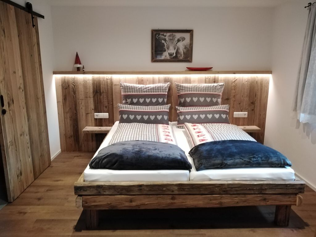 Schlafzimmer mit Schiebetür zum Bad