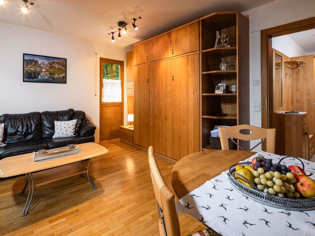 Wohnzimmer mit Schrankbett
