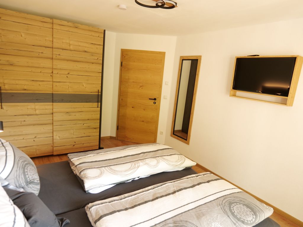 Schlafzimmer 1