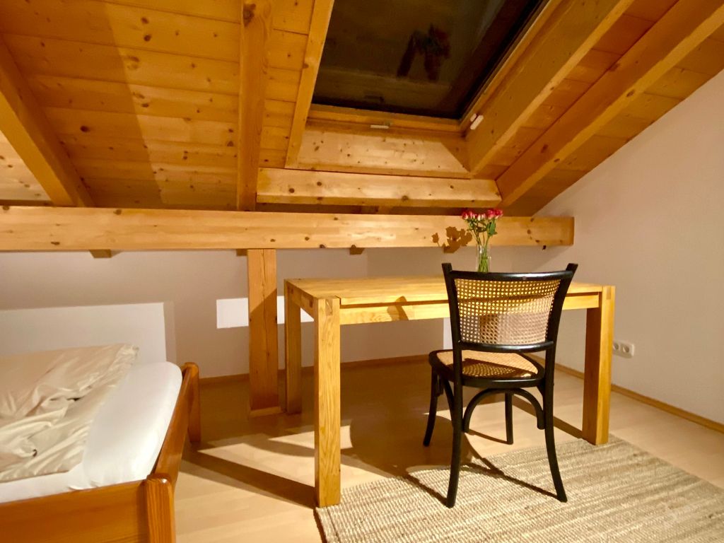 Schreibtisch mit Sitzgelegenheit