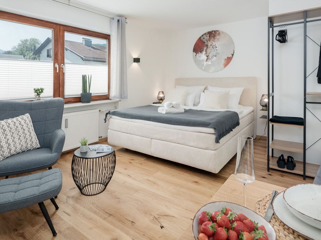 Für einen erholsamen Schlaf sorgt  ein 1,80m Boxspringbett mit gemütlicher Bettwäsche.