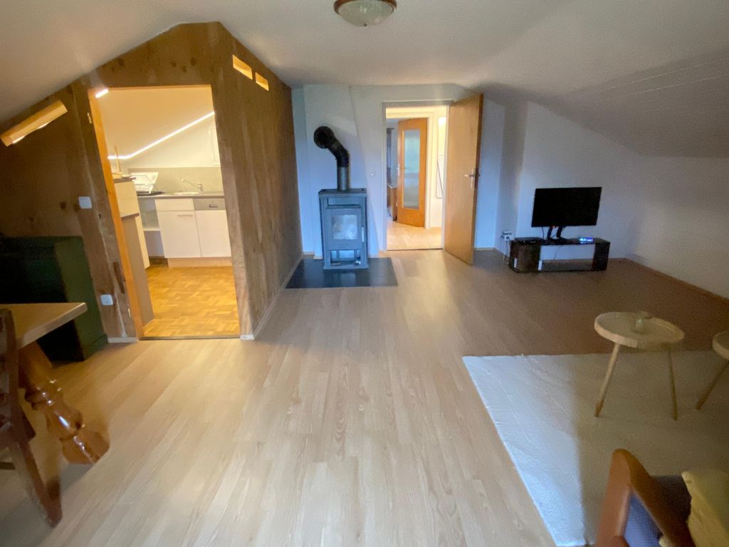 Blick vom Balkon ins Wohnzimmer und Küche