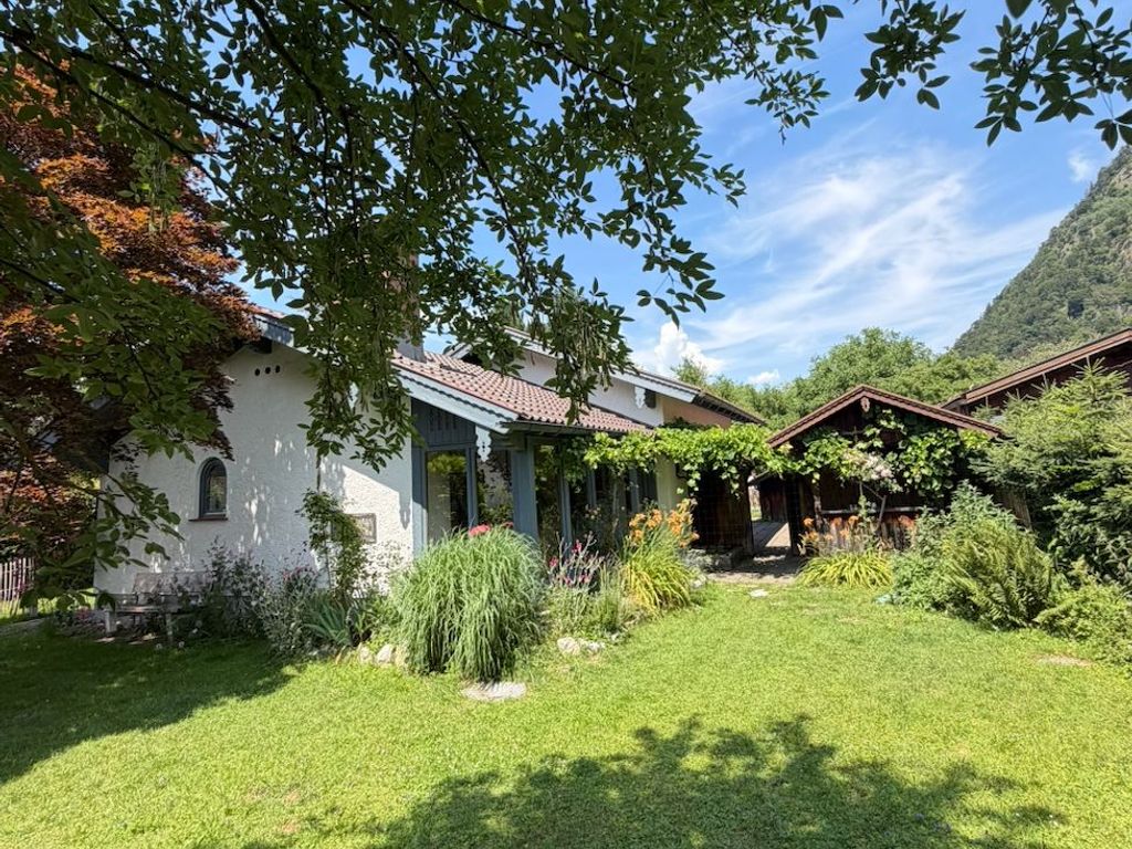 Haus mit Garten (vorne)