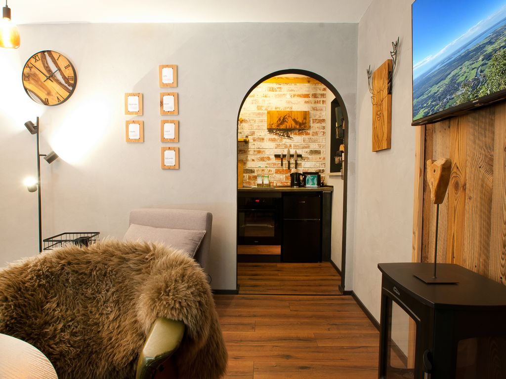Sitzgelegenheit mit TV und Blick in die Küche