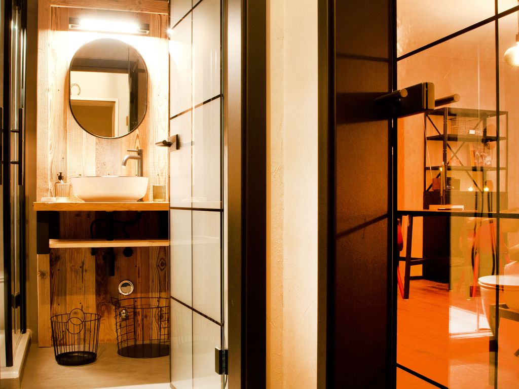 Eingangsbereich und Badezimmer in der Ferienwohnung Waldgeflüster