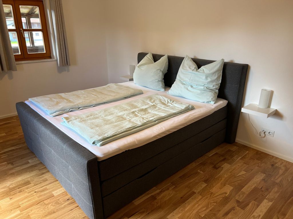 Schlafzimmer 1_Bett 180x200