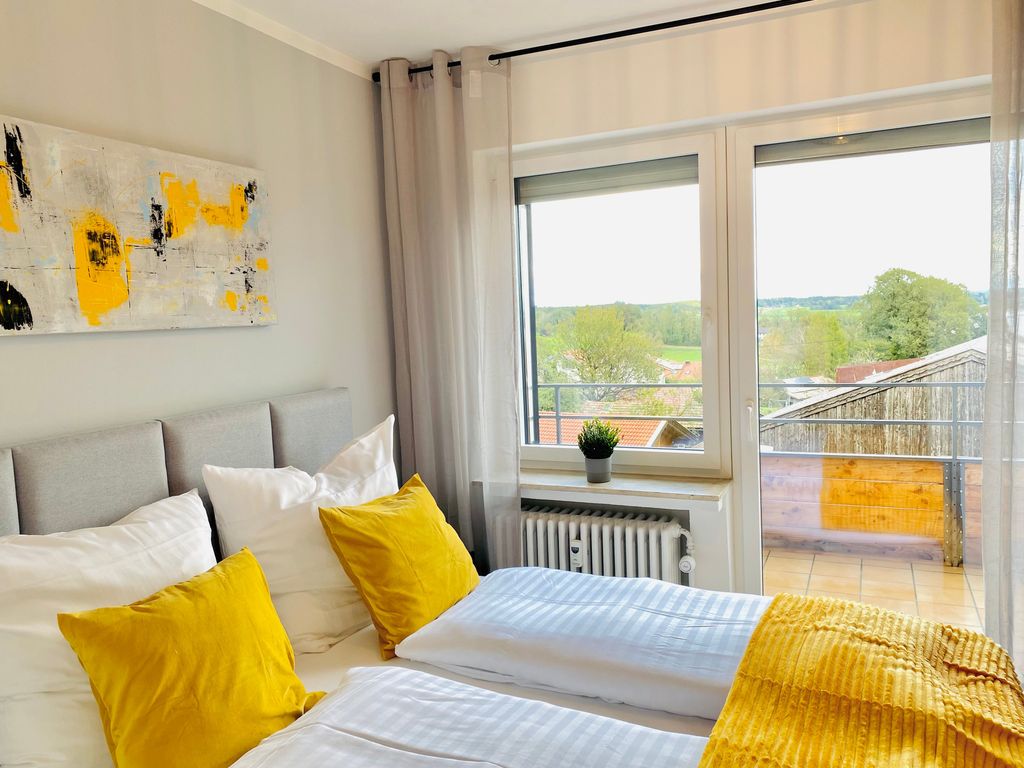 Schlafzimmer gelb mit Balkonzugang