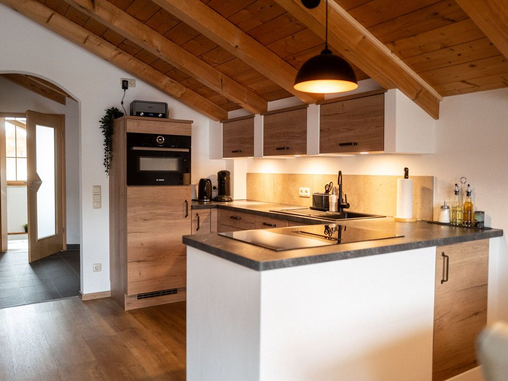 Küchenzeile mit Blick zum Wohnungseingang