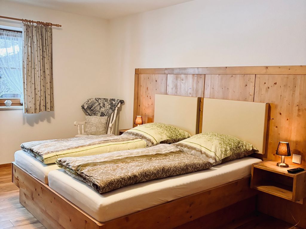 Schlafzimmer 1