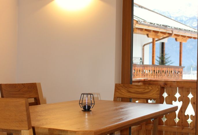 Ferienwohnung Untersberg, 78 qm, 2 separate Schlafzimmer, Wohn- Essbereich, Bad mit Badewanne, Südbalkon