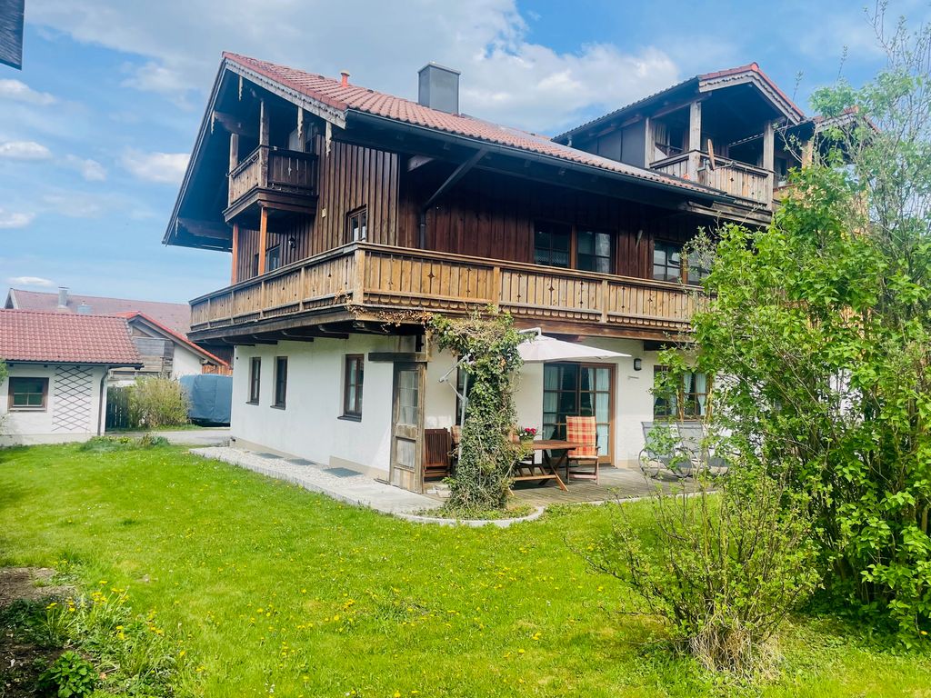Hausansicht mit Terrasse und Garten