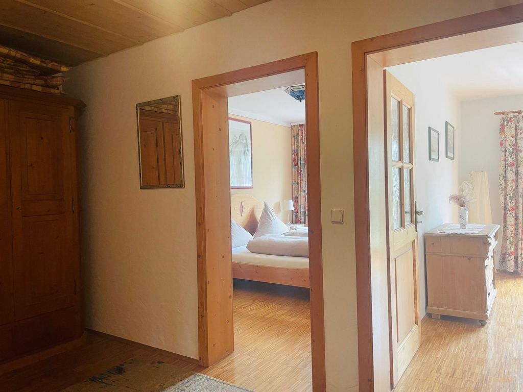 Flur mit Schrank und Blick in Schlafzimmer & Wohnzimmer