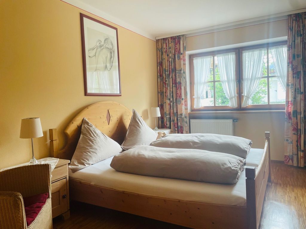 Schlafzimmer mit Doppelbett