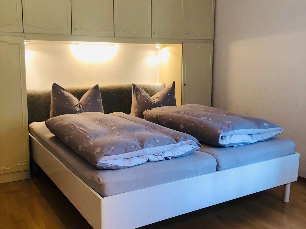 Schlafzimmer mit Fernseher