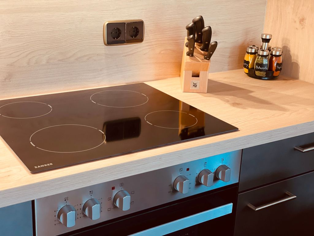 Kochbereich mit Backofen und Mikrowelle