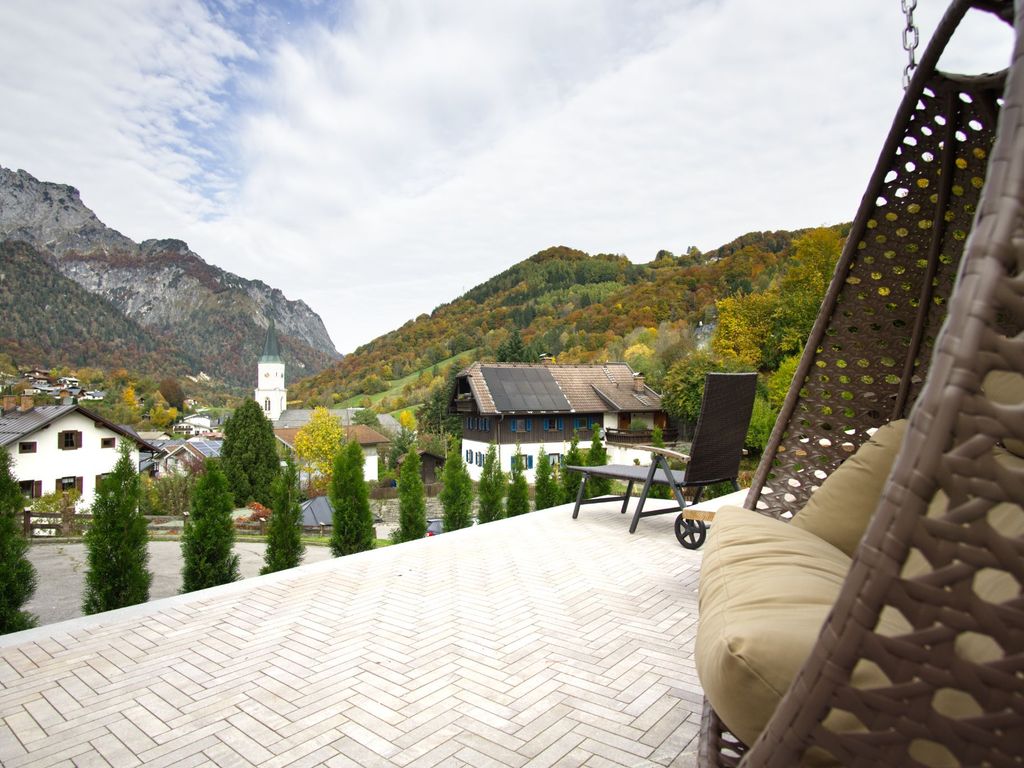 Sonnenterrasse mit Blick auf den Untersberg