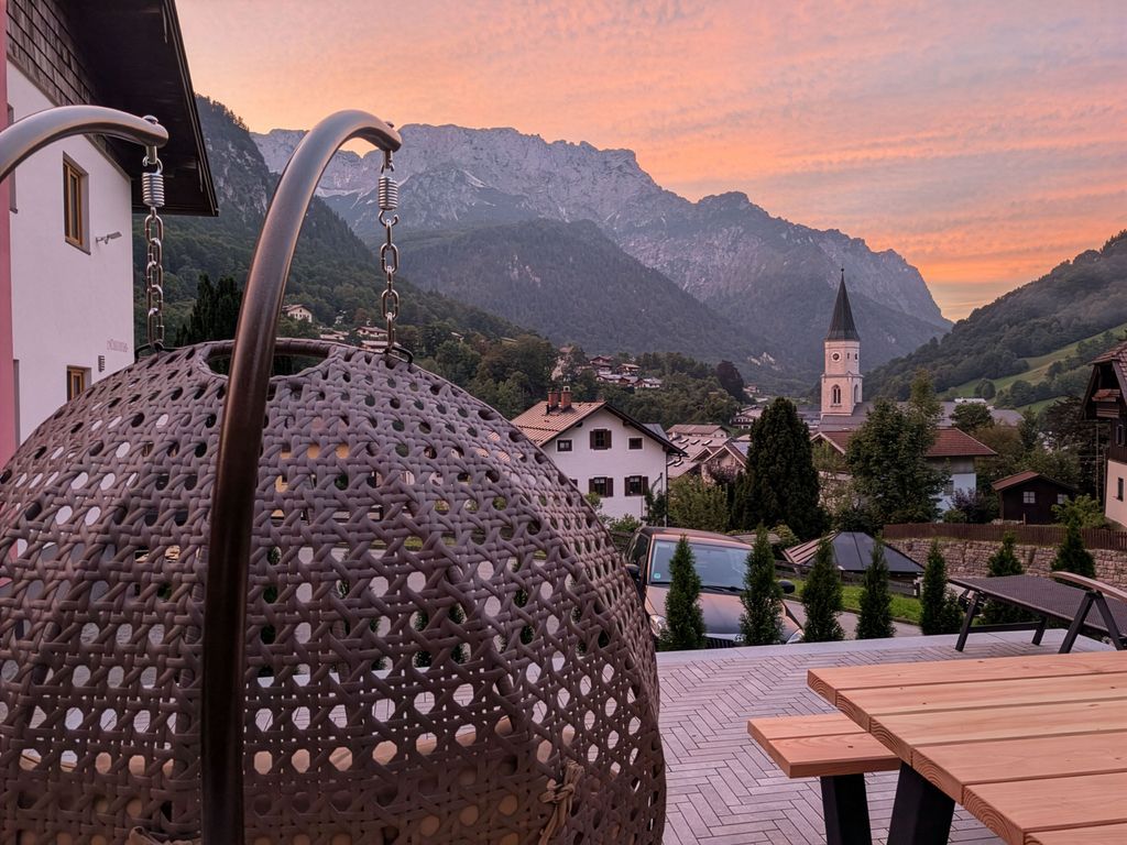 Magische Sonnenuntergänge am Untersberg auf unserer Wohlfühlterasse