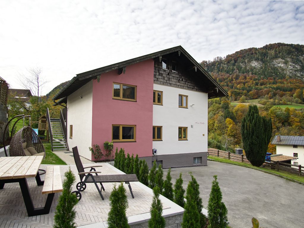 Sonnenterrasse mit Essbereich, Parkplatz, Wallbox, Bergblick, FeWo Untersbergblick (EG), FeWo Göllblick (OG)