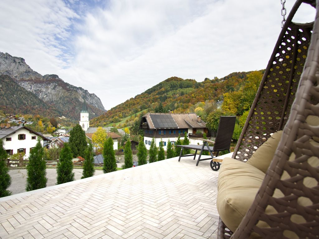 Sonnenterrasse mit Blick auf den Untersberg
