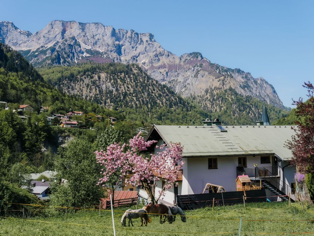 Außenansicht Haus Schiller mit dem Panorama-Ausblick auf den Untersberg