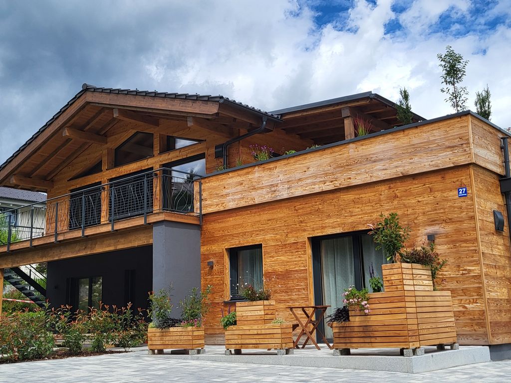 Hausansicht mit FeWo GöllGlück + Terrasse
