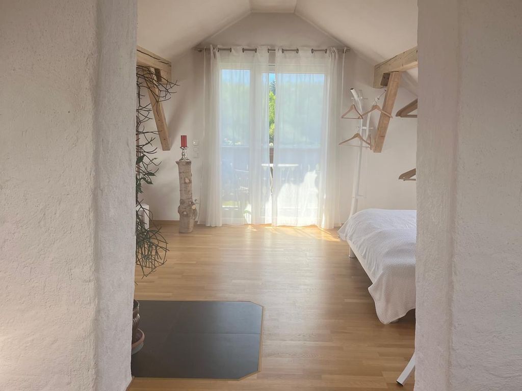 Apartment Blick in Wohn-Schlafbereich und Balkon