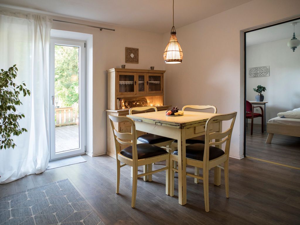 Wohnzimmer mit Zugang zur Terrasse