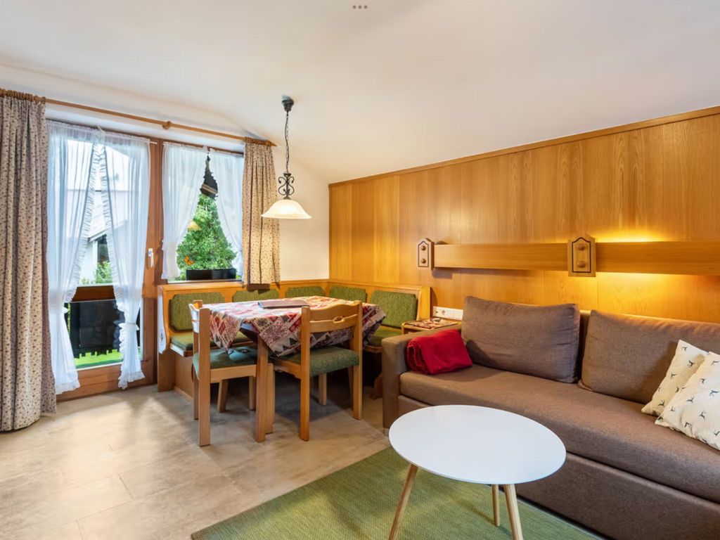 Wohnraum mit Sitzecke und Schlafsofas