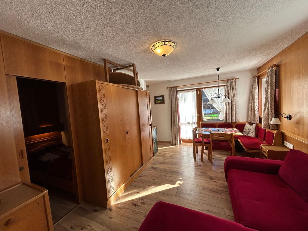 Wohnzimmer mit Sitzecke und Schlafcouch