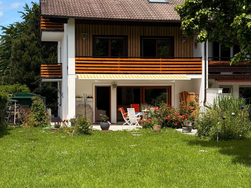 Aussenansicht mit Terrasse und Garten
