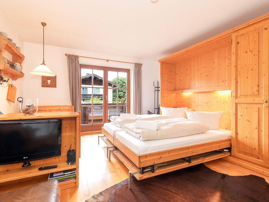 Schrankbett mit großem Wandschrank