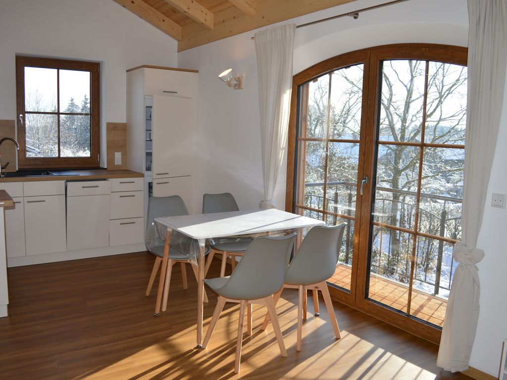 Schöner Wohn-/Essbereich mit Balkon