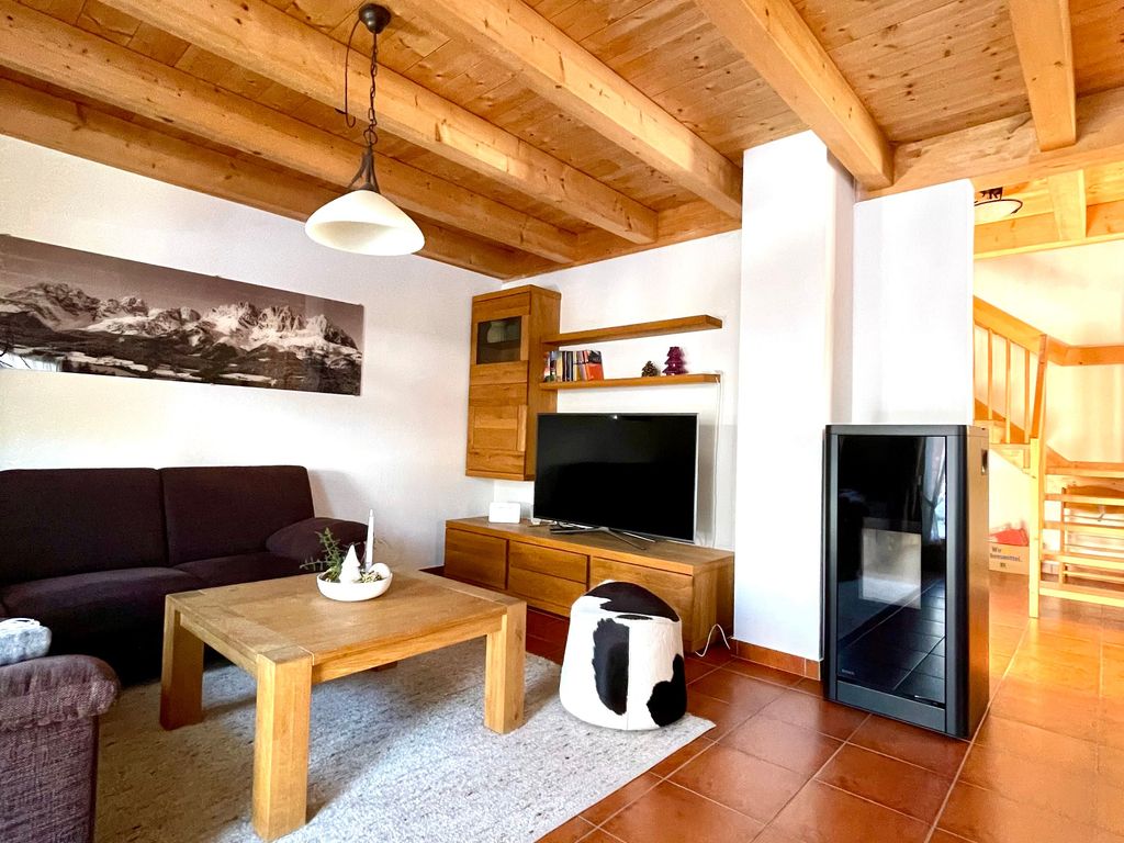 Wohnzimmer mit Ofen und TV