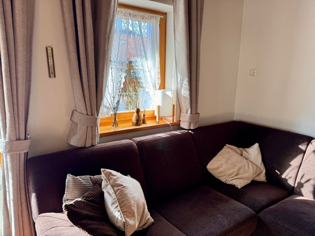 Couch und Wohnzimmerfenster