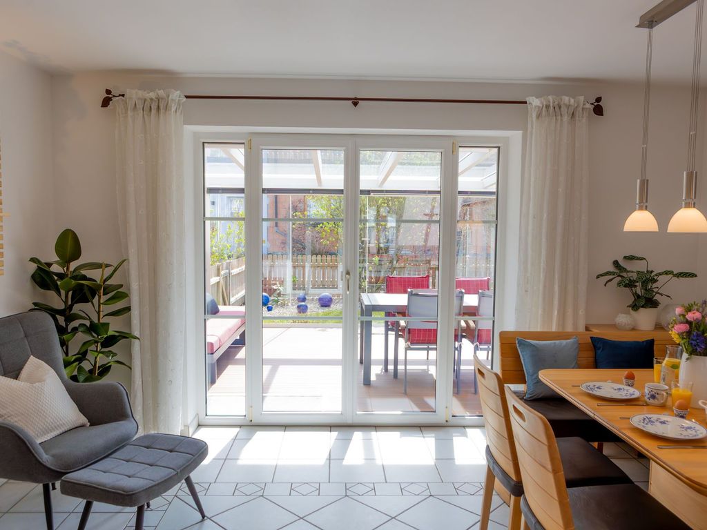 Essbereich mit Blick zum Kaltwintergarten