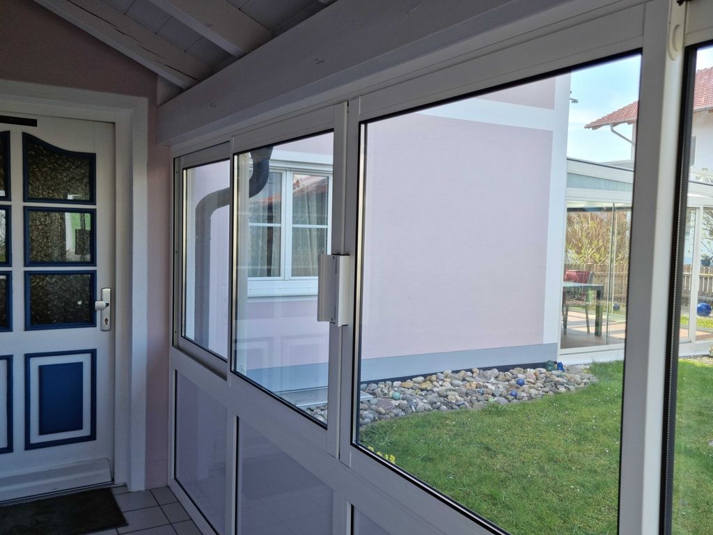 Eigener Hauseingang mit Windfang mit Blick in den eigenen Gartenbereich