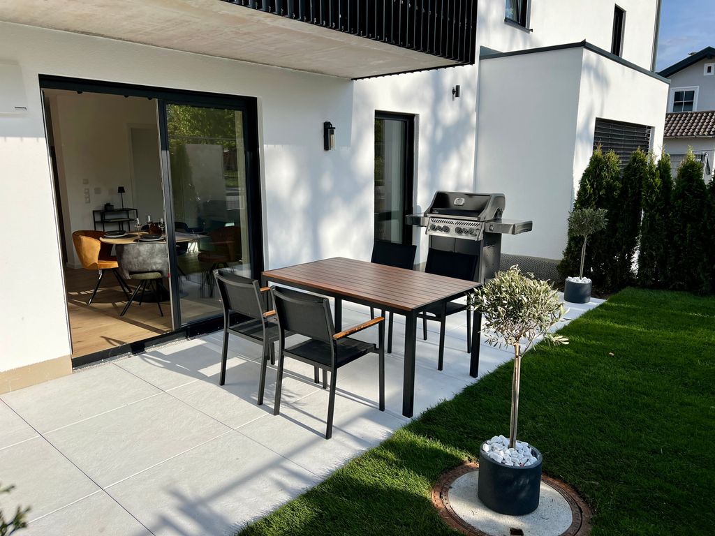 Sonnige Terrasse mit Garten