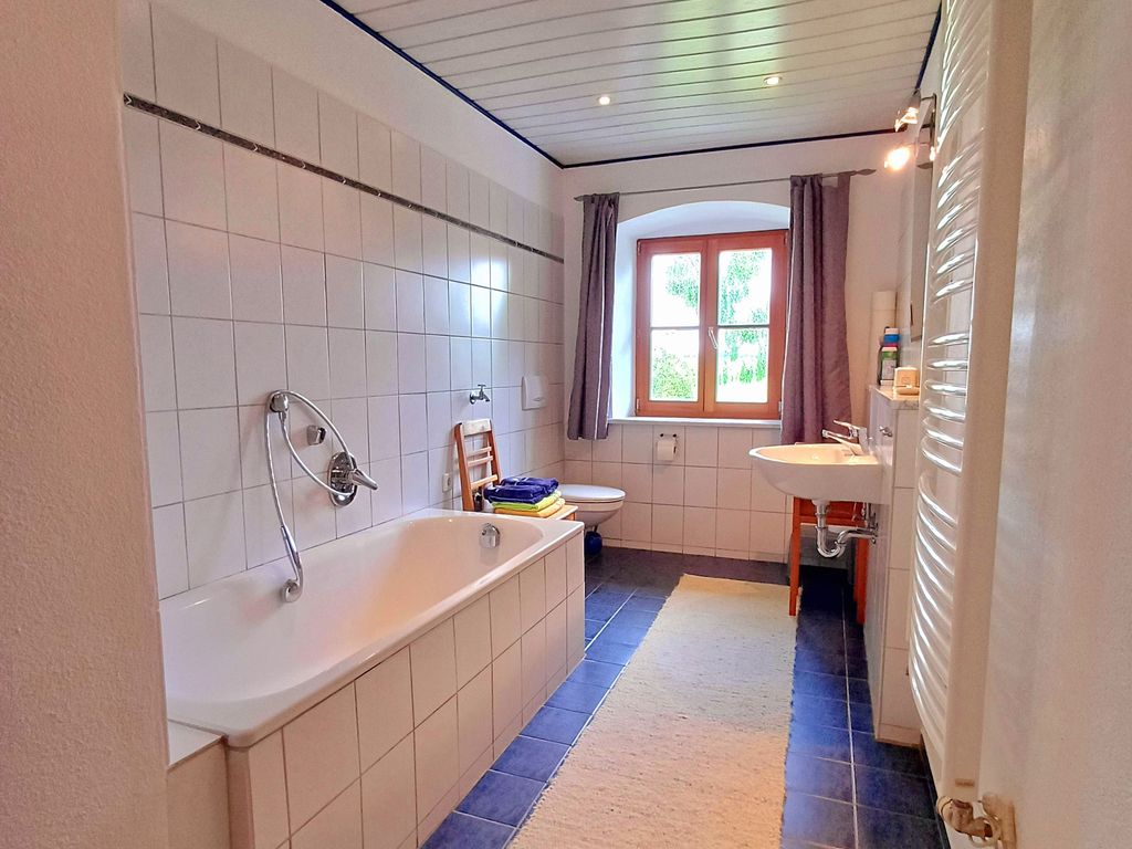 Bad mit Wanne und WC