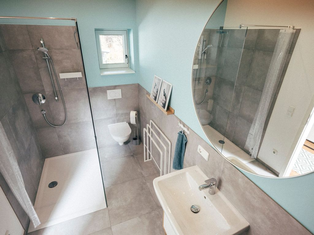 Bad mit großer begehbarer Dusche