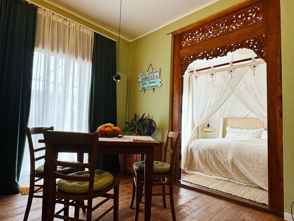 Essplatz im Wohnzimmer mit Blick ins Schlafzimmer