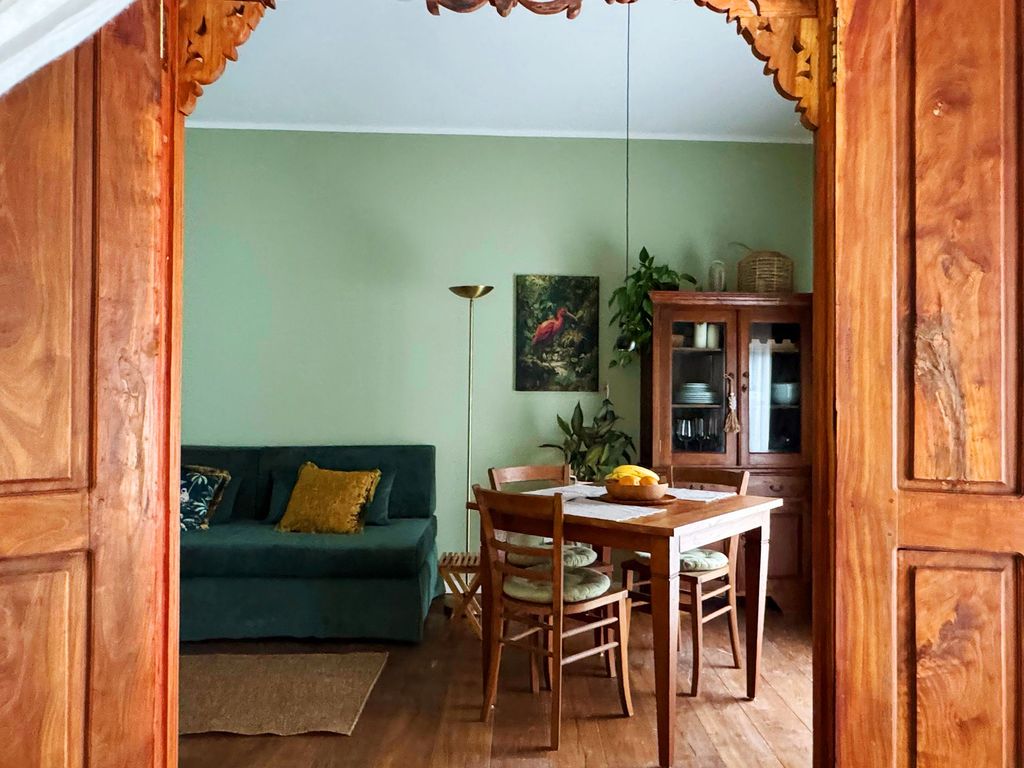 Blick vom Schlafzimmer ins Wohnzimmer