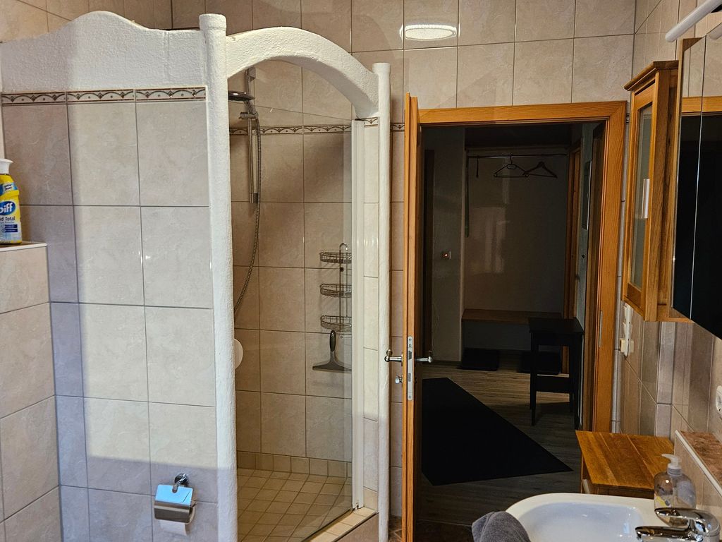 Bad mit Dusche und WC