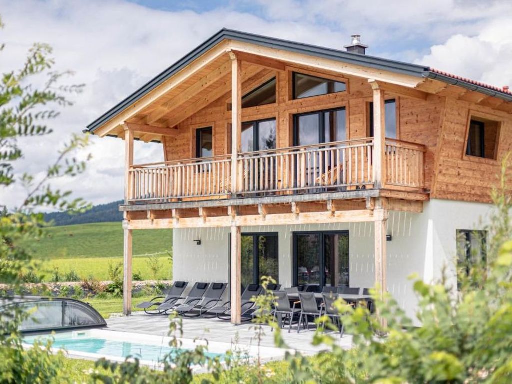 Außen Ansicht Chalet mit Sommerpool