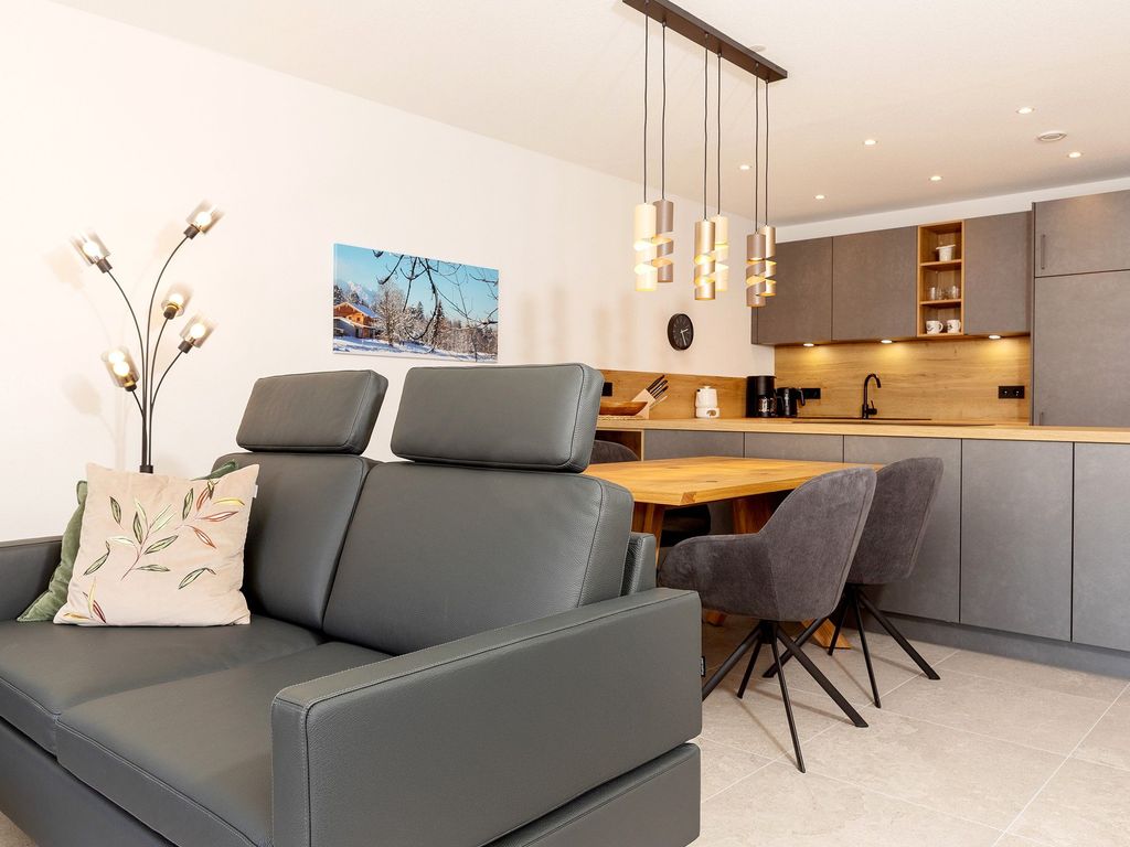 Couch und Esstisch dahinter