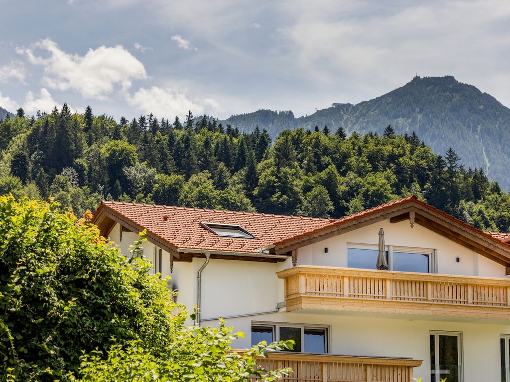 Der Neubau aus dem Jahr 2025 liegt erhöht im Berchtesgadener Ortsteil Mitterbach